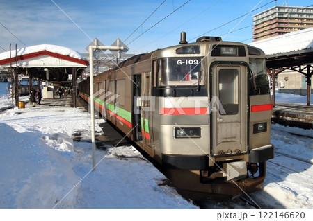 冬の小樽駅に停車中の函館本線731系電車(北海道小樽市) 冬の小樽駅に停車中の函館本線731系電車(北海道小樽市) 122146620