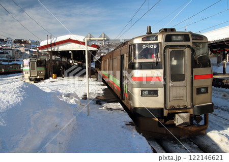 冬の小樽駅に停車中の函館本線731系電車（北海道小樽市） 122146621