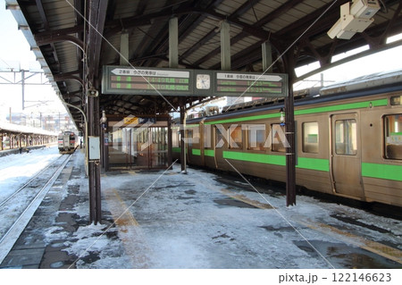 冬の小樽駅に停車中の函館本線731系電車（北海道小樽市） 122146623