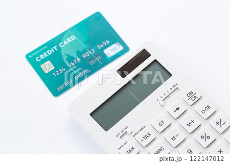 クレジットカードと電卓 122147012