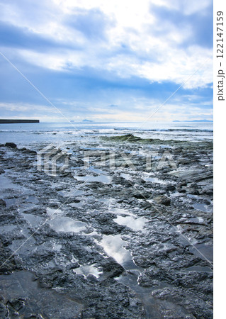ゴツゴツした岩の潮溜りと透き通った青い海 122147159
