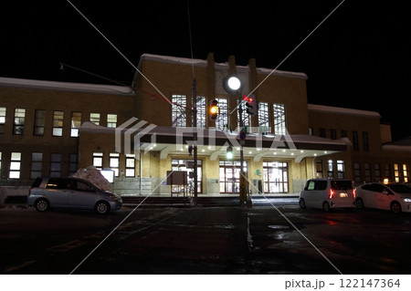 冬季：夜のJR小樽駅前にて（北海道小樽市） 122147364