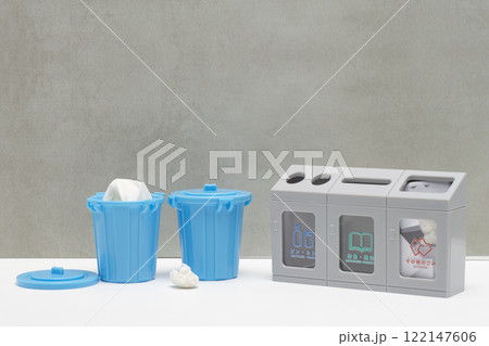 分別用のごみ箱とごみ用ポリバケツ 122147606