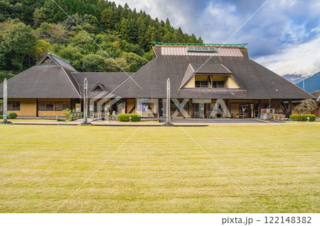 青空に映える川根本町にあるフォーレなかかわね茶茗舘(静岡県) 122148382