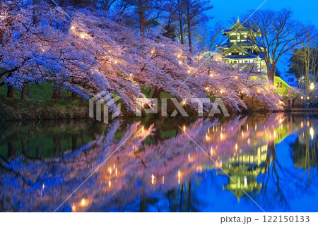 【新潟県】シンメトリーな高田城の満開の夜桜（高田城址公園観桜会） 122150133