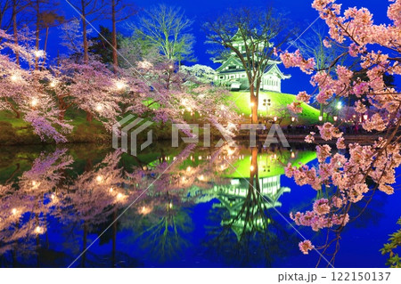 【新潟県】シンメトリーな高田城の満開の夜桜（高田城址公園観桜会） 122150137