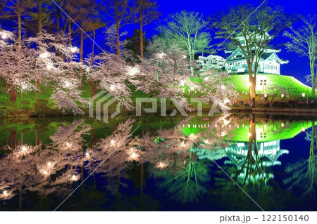 【新潟県】シンメトリーな高田城の満開の夜桜（高田城址公園観桜会） 122150140
