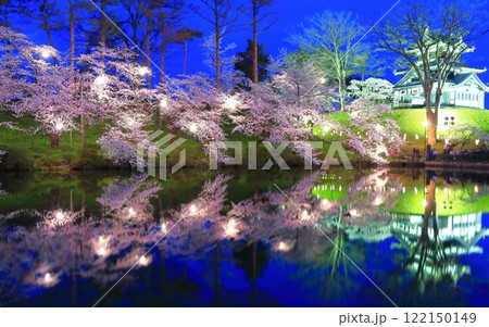 【新潟県】シンメトリーな高田城の満開の夜桜（高田城址公園観桜会） 122150149