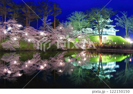 【新潟県】シンメトリーな高田城の満開の夜桜（高田城址公園観桜会） 122150150