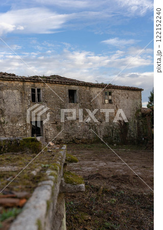 Abandoned house in ruins Abandoned house in ruins 122152240