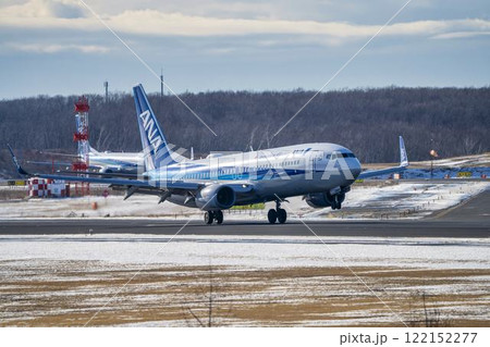 冬の新千歳空港 着陸中の飛行機 北海道千歳市 冬の新千歳空港 着陸中の飛行機 北海道千歳市 122152277
