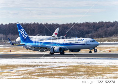 冬の新千歳空港 着陸中の飛行機 北海道千歳市 冬の新千歳空港 着陸中の飛行機 北海道千歳市 122152278