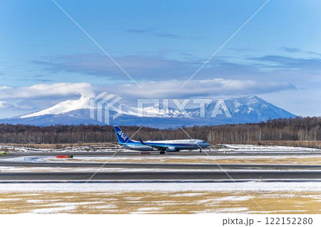 冬の新千歳空港の飛行機 樽前山と風不死岳 北海道千歳市 冬の新千歳空港の飛行機 樽前山と風不死岳 北海道千歳市 122152280