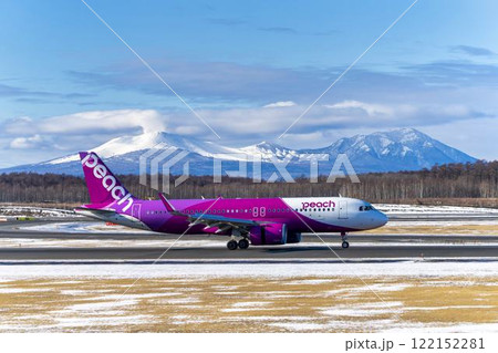 冬の新千歳空港 着陸中の飛行機 北海道千歳市 冬の新千歳空港 着陸中の飛行機 北海道千歳市 122152281