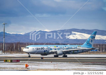 冬の新千歳空港　タキシング中の飛行機　北海道千歳市 122152282