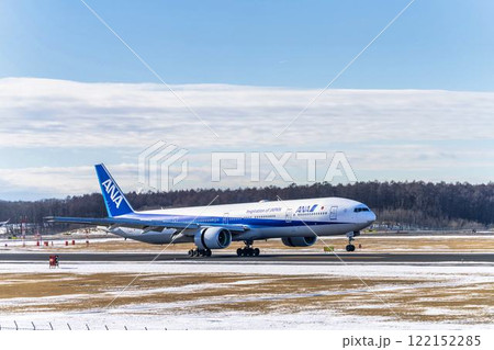冬の新千歳空港　着陸中の飛行機　北海道千歳市 122152285