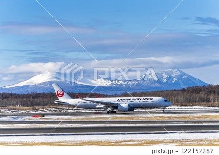 冬の新千歳空港の飛行機　樽前山と風不死岳　北海道千歳市　 122152287