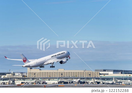 冬の新千歳空港　離陸中の飛行機　北海道千歳市 122152288