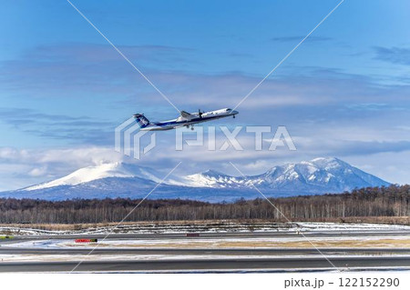 冬の新千歳空港の飛行機　樽前山と風不死岳　北海道千歳市　 122152290