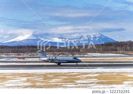 冬の新千歳空港　着陸中の飛行機　北海道千歳市 122152291