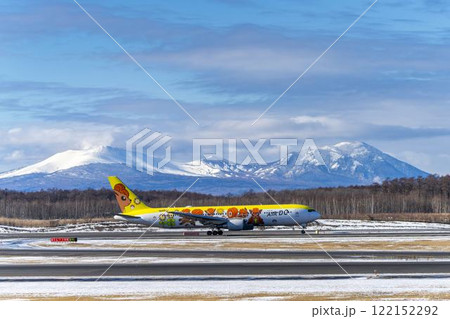 冬の新千歳空港の飛行機　樽前山と風不死岳　北海道千歳市　 122152292