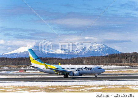 冬の新千歳空港　着陸中の飛行機　北海道千歳市 122152293
