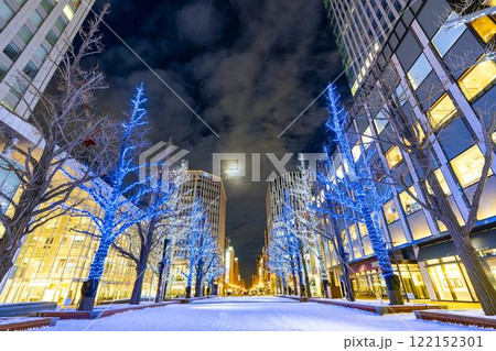 冬の札幌　北3条広場 (アカプラ)のイルミネーション　旧道庁（赤レンガ庁舎）前　 北海道札幌市 122152301