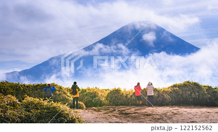 竜ヶ岳山頂から富士山が見えた瞬間と登山者たち 竜ヶ岳山頂から富士山が見えた瞬間と登山者たち 122152562