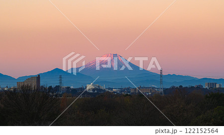 100キロ離れた埼玉県戸田市から見る朝焼けの紅富士 100キロ離れた埼玉県戸田市から見る朝焼けの紅富士 122152564