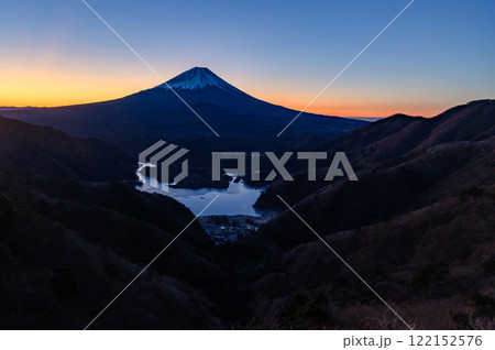 山の上から見る精進湖と朝焼けの富士山 山の上から見る精進湖と朝焼けの富士山 122152576