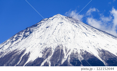 静岡県富士宮市から見る、雪をまとう富士山クローズアップ 122152644