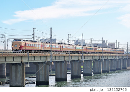 東海道本線　茅ヶ崎－平塚　JR東日本　183系　H101編成（田町）　回送 122152766