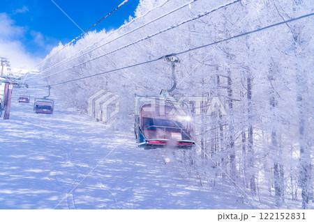 【冬素材】スキー場のリフトと青空【長野県】 122152831