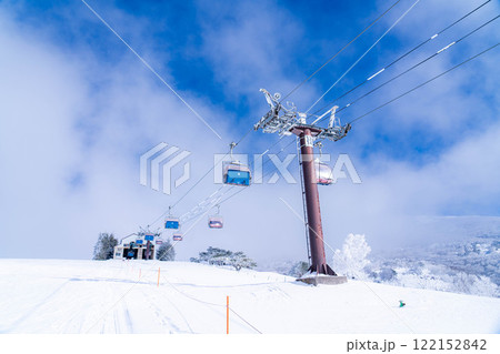 【冬素材】スキー場のリフトと青空【長野県】 122152842