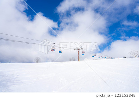 【冬素材】スキー場のリフトと青空【長野県】 122152849