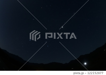北杜市白州町、惑星や冬の星々が輝く十月末の夜明け間近の空 122152877