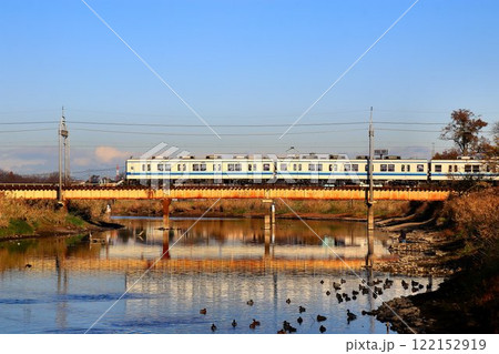 車齢50年… ベテラン通勤車『8000系』快走する東武アーバンパークライン 122152919