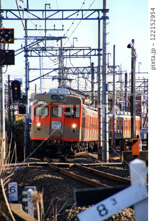 東武アーバンパークラインを快走!!車齢50年のベテラン通勤車… リバイバルカラーの『8000系』 122152954