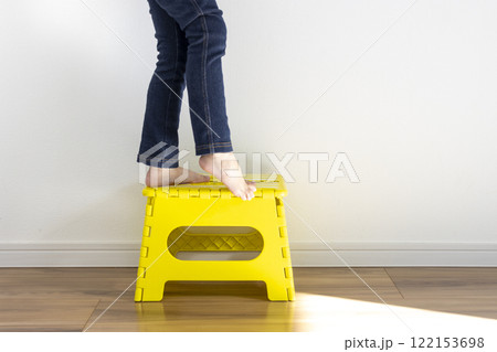 踏み台の上に立っている女の子の脚（日本人、4歳、顔無し） 122153698
