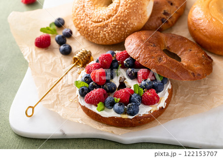 Cinnamon bagel with cream cheese, fresh berries and honey 122153707