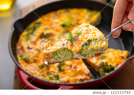 Healthy frittata or quiche with broccoli and red pepper cooked in a cast iron pan 122153793