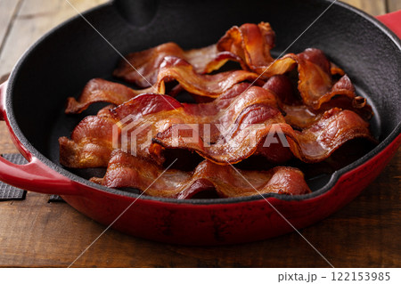 Cooked bacon in a cast iron skillet ready for breakfast Cooked bacon in a cast iron skillet ready for breakfast 122153985