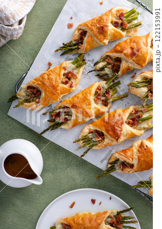 Asparagus bundles with puff pastry and bacon 122153991