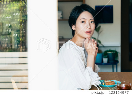窓の外を見る女性 122154977