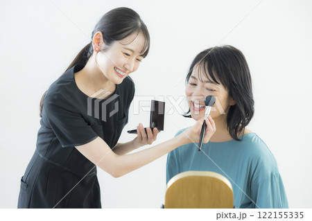 メイクをする美容部員 122155335