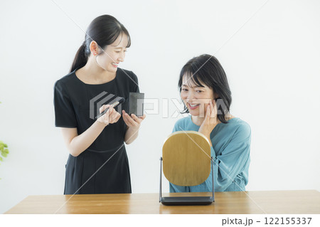 メイクをする美容部員 122155337