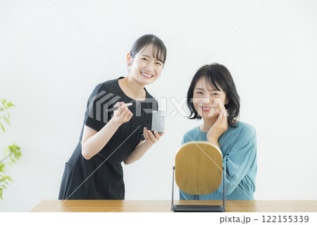 メイクをする美容部員 122155339