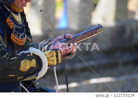火縄銃を持った武士 火縄銃を持った武士 122155524