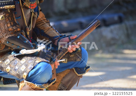 火縄銃を持った武士 122155525