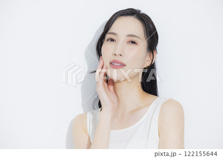 若い女性のポートレート　 122155644